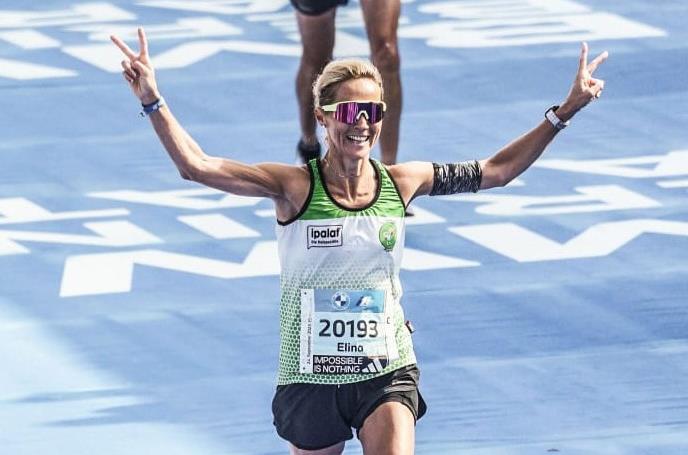 Elina Gradl beim Zieleinlauf beim Berlin-Marathon