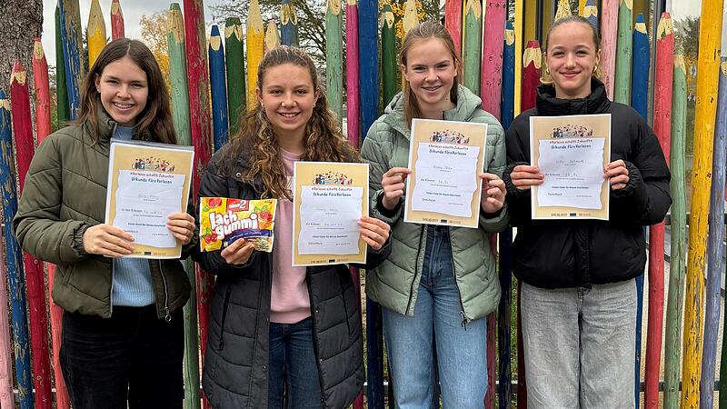 Sch&uuml;lerinnen der M&auml;dchenrealschule Volkach lasen den Grundsch&uuml;lern aus Dettelbach aus dem Buch "Der Weihnachtszw&ouml;lf" vor.