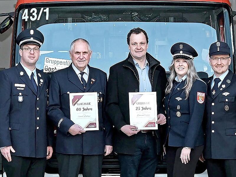 Ehrungen bei der FFW Gosberg: Andreas Greif, Robert Neubauer, Dominik Galster, Raphaela Friedl und Stefan Leuker.