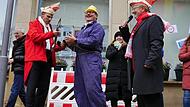 Schlüsselübergabe an René Schwarz (links), den Vorstand der 1. Großen Bad Brückenauer Karnevalsgesellschaft durch den 3. Bürgermeister Heribert Übelacker Es kommentiert Sitzungspräsident Dieter Seban (rechts).