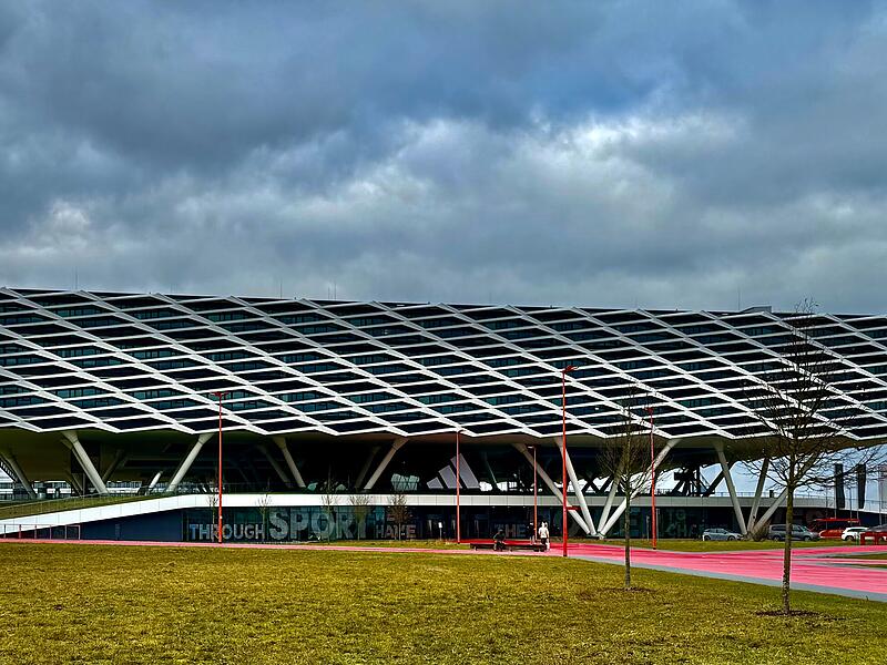 Der Adidas-Campus in Herzogenaurach: Hier könnten schon bald bis zu 500 Arbeitsplätze wegfallen. Der Adidas-Campus in Herzogenaurach: Anstatt wie urpünglich geplant mitten durch wird die Trasse der Stadt-Umland-Bahn nun südlich um das Unternehmensgelände herumführen.