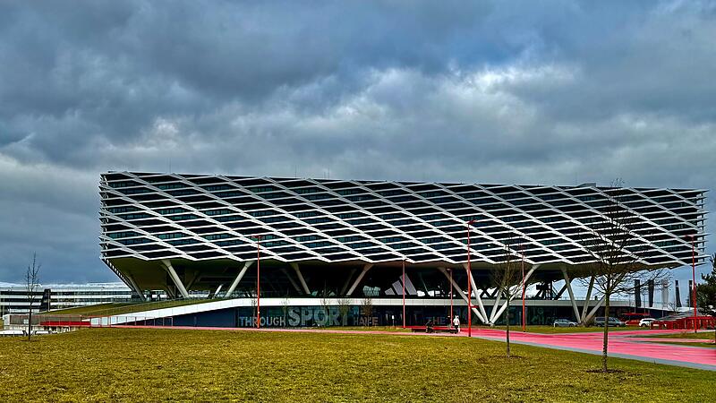 Der Adidas-Campus in Herzogenaurach: Hier könnten schon bald bis zu 500 Arbeitsplätze wegfallen. Der Adidas-Campus in Herzogenaurach: Anstatt wie urpünglich geplant mitten durch wird die Trasse der Stadt-Umland-Bahn nun südlich um das Unternehmensgelände herumführen.