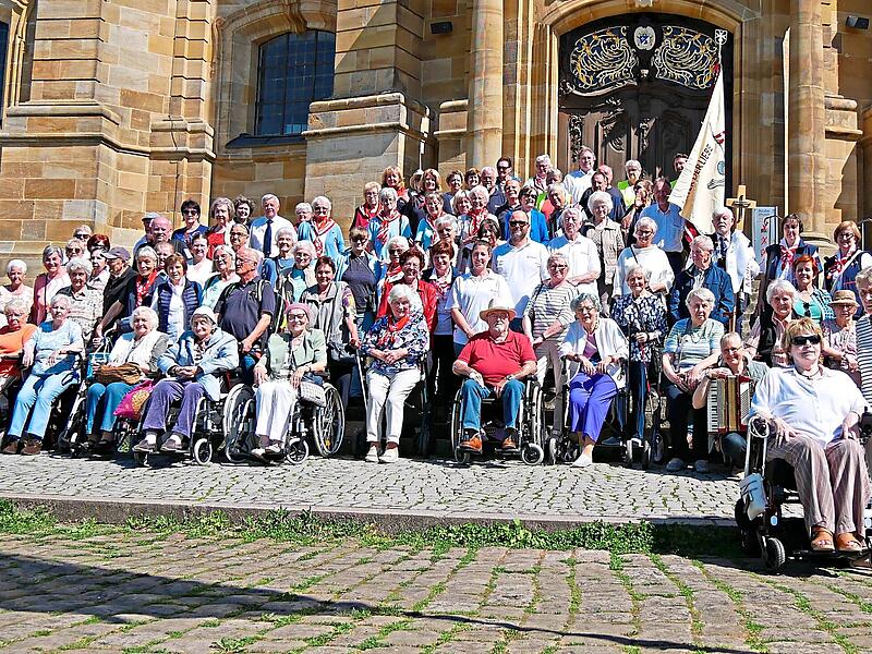 Die Teilnehmer der Wallfahrt auf den Stufen der Basilika Vierzehnheiligen.Malteser Bamberg Die Teilnehmer der Wallfahrt auf den Stufen der Basilika Vierzehnheiligen.Malteser Bamberg