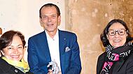 Eine historische Berganza-Ehrung: VR Bank-Vorstand Bamberg-Forchheim Thomas Schwarz überreichte den Preis an Alona Grygoryeva aus der „Freund statt fremd“-Vorstandschaft. Rechts: Sylvia Michel, Vorsitzende des Kunstvereins Bamberg. Bertram Wagner Eine historische Berganza-Ehrung: VR Bank-Vorstand Bamberg-Forchheim Thomas Schwarz überreichte den Preis an Alona Grygoryeva aus der „Freund statt fremd“-Vorstandschaft. Rechts: Sylvia Michel, Vorsitzende des Kunstvereins Bamberg. Bertram Wagner