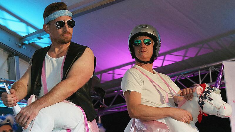 Die Mitglieder des Elferrats rauschten als Einhörner über die Bühne. Die Mitglieder des Elferrats rauschten als Einhörner über die Bühne.