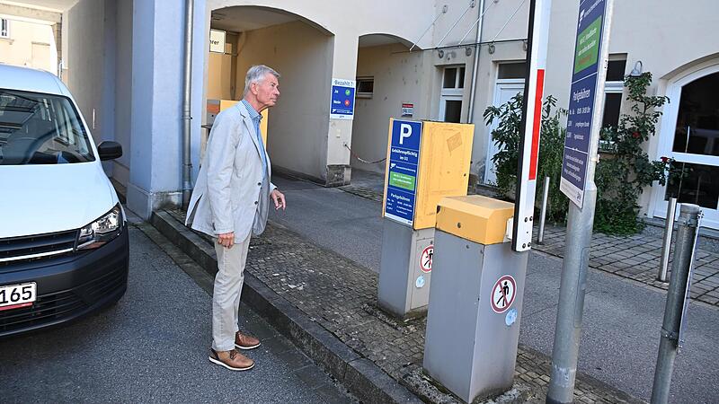 Dieser Garagennutzer steigt im Einfahrtsbereich der Tiefgarage an der Königstraße aus, um die Schilder genau zu lesen.