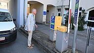 Dieser Garagennutzer steigt im Einfahrtsbereich der Tiefgarage an der Königstraße in Bamberg aus, um die Schilder genau zu lesen.