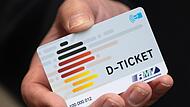 Das neue Deutschlandticket kann seit heute vorbestellt werden. Im VGN-Gebiet gibt es das Ticket via App und als Chipkarte. Das neue Deutschlandticket kann seit heute vorbestellt werden. Im VGN-Gebiet gibt es das Ticket via App und als Chipkarte.