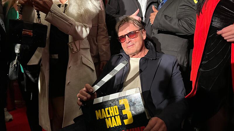 Macho Man Peter Althof rettet seit 1985 als Peter Arnold die Straßen seiner fränkischen Heimatstadt Nürnberg mit harten Fäusten und kessen Sprüchen vor dem Bösen. Mit „Macho Man 3“ ist jetzt nach fast 40 Jahren der dritte Teil des fränkischen Trashkino-Blockbusters über die Leinwand gelaufen.