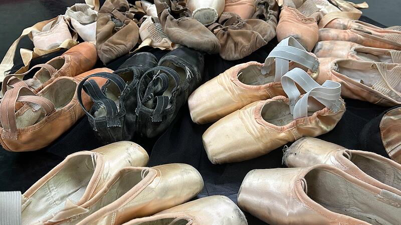 Zeigt her eure Schuhe! Seit der Spielzeit 2009/2010 hat das Landestheater Coburg wieder eine eigene Ballett-Sparte. Aber wie lange noch? Ein Stellenabbau zur Spielzeit 2025/2026 wirft Fragen auf.