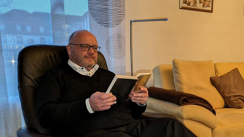 Pfarrer Gerd Greier und seine seltenen Mu&szlig;estunden im Stressless-Sessel mit einem Krimi.