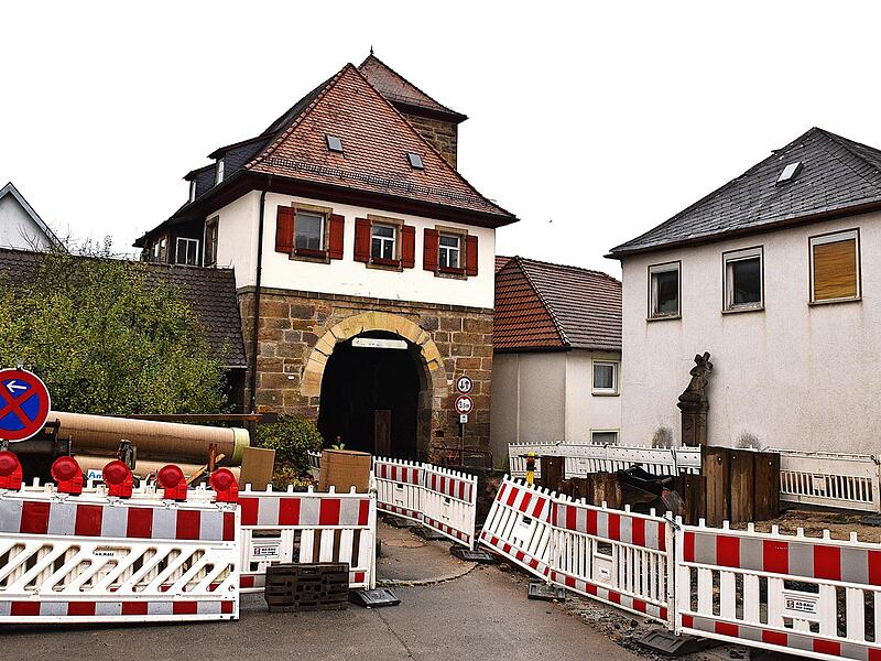 In vollem Gange sind die Bauarbeiten am Oberen Tor und in seinem Umfeld; hier gab es auch Grabungsarbeiten durch das Landesamt für Denkmalpflege, die allerdings, wie Bürgermeister Michael Zapf auf Anfrage bei der letzten Stadtratssitzung ankündigt...