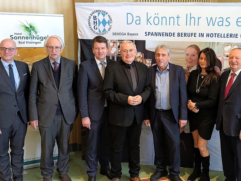 Neujahrstreffen der Polit-Prominenz mit dem Dehoga-Kreisvorstand (von links): Oberb&uuml;rgermeister Dr. Dirk Vogel, stellvertretender Dehoga-Kreisvorstand Heinz Stempfle, Innenstaatssekret&auml;r Sandro Kirchner, Bezirkstagspr&auml;sident Stefan Funk, Sonnenh&uuml;gel-Prokurist Mario Dehmer, Dehoga-Kreisvorsitzende Sandra Kaiser und Landrat Thomas Bold