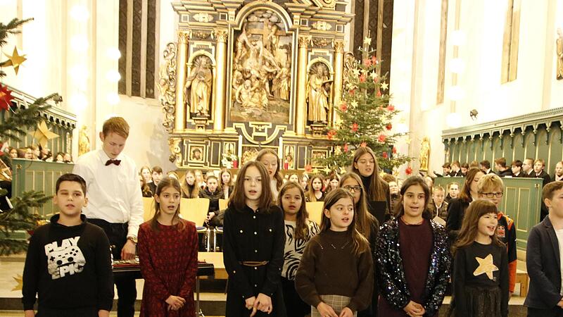 In der Coronapause ist ein Kooperationschor von MGF und Oberer Schule entstanden, der schüchtern, musikalisch aber einwandfrei mit drei Lieder sein Können zeigte.