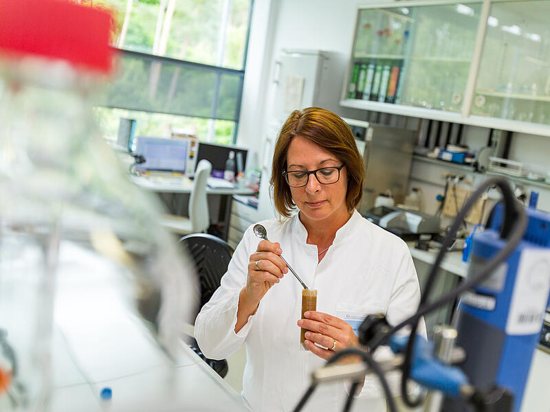Im Jahr 2023 wurden im LGL Erlangen rund 1.000 Lebensmittel auf nicht deklarierte Allergene untersucht.