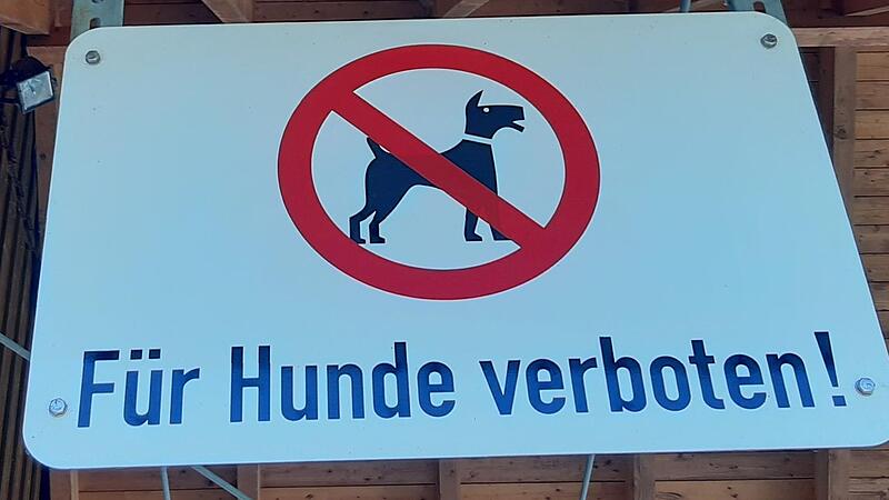 Kein Zutritt für Hunde! Wie hier am Trebgaster Badesee müssen Hundehalter ihren Vierbeiner draußen lassen – und können ihn so auch nicht baden lassen. Kein Zutritt für Hunde! Wie hier am Trebgaster Badesee müssen Hundehalter ihren Vierbeiner draußen lassen – und können ihn so auch nicht baden lassen.