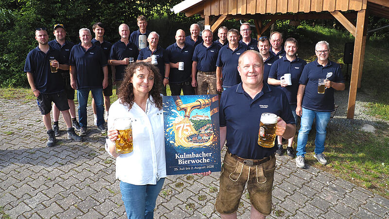 Der Stammtisch "Zur Hilde Marua“ stößt gemeinsam mit seinem Mitglied Rolf E. Huber und Birgit Reichardt von der Kulmbacher Brauerei auf das Siegerplakat der 75. Kulmbacher Bierwoche an. Der Stammtisch "Zur Hilde Marua“ stößt gemeinsam mit seinem Mitglied Rolf E. Huber und Birgit Reichardt von der Kulmbacher Brauerei auf das Siegerplakat der 75. Kulmbacher Bierwoche an.
