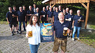 Der Stammtisch "Zur Hilde Marua“ stößt gemeinsam mit seinem Mitglied Rolf E. Huber und Birgit Reichardt von der Kulmbacher Brauerei auf das Siegerplakat der 75. Kulmbacher Bierwoche an. Der Stammtisch "Zur Hilde Marua“ stößt gemeinsam mit seinem Mitglied Rolf E. Huber und Birgit Reichardt von der Kulmbacher Brauerei auf das Siegerplakat der 75. Kulmbacher Bierwoche an.