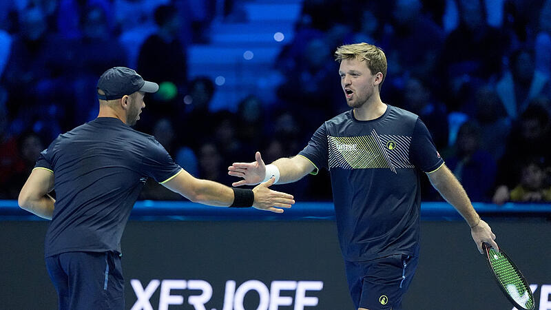 Kevin Krawietz (rechts) und Tim P&uuml;tz feiern den Einzug ins Endspiel der ATP-Finals.