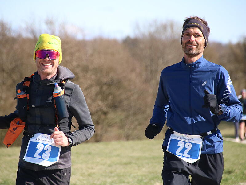 Strahlender Sonnenschein, aber nur niedrige Plusgrade erwartete die L&auml;ufer beim 19. Obermain-Marathon rund um Bad Staffelstein. Die Marathon-Strecke f&uuml;hrte wieder an den beiden Wahrzeichen der Kurstadt, dem Kloster Banz und der Basilika Vierzehnheiligen vorbei.