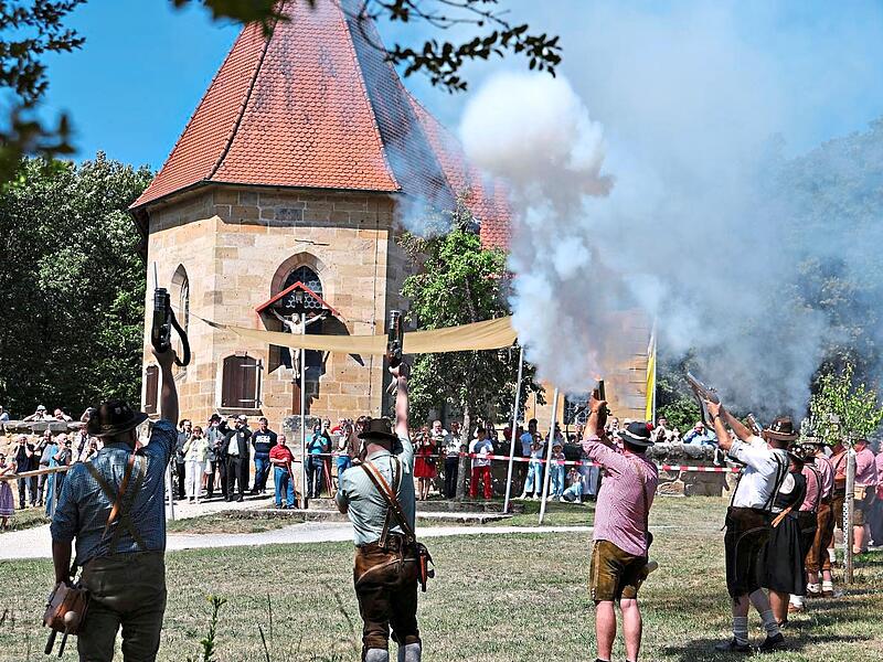 Beim Böllerschießen vor der Kreuzbergkirche bei Hallerndorf funkt und kracht es.Mathias ErlweinForchheim & Fränkische Schweiz Beim Böllerschießen vor der Kreuzbergkirche bei Hallerndorf funkt und kracht es.