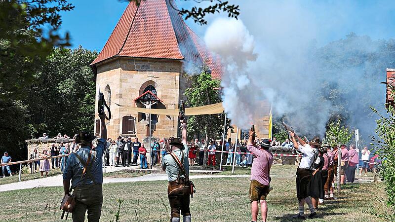 Beim B&ouml;llerschie&szlig;en vor der Kreuzbergkirche bei Hallerndorf funkt und kracht es.