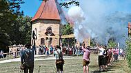 Beim B&ouml;llerschie&szlig;en vor der Kreuzbergkirche bei Hallerndorf funkt und kracht es.