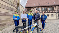 Tagsüber ist Radeln und Rollerfahren in Bad Kissingens Fußgängerzone verboten. Daran erinnern (von links) Polizeioberkommissarin Martina Fischlein, Oberbürgermeister Dr. Dirk Vogel, Polizeihauptkommissar Florian Heuring, Jeffrey Hodge vom Verkehrsüberwachungsdienst und Ordnungsamtsleiterin Corina Büttner.
