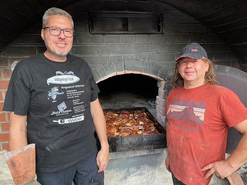 Knusprige Haxn werden traditionell im Holzbackofen gegart. Der Katholischen Burschen- und Männervereins Rüssenbach organisiert das Backofenfest seit 1982.