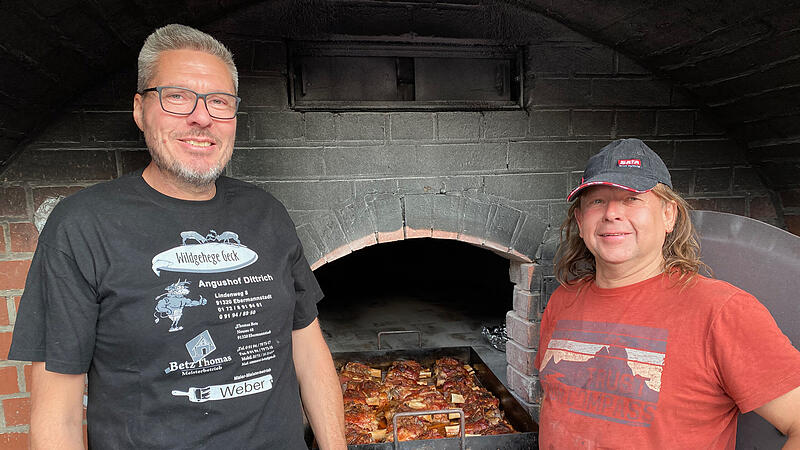 Knusprige Haxn werden traditionell im Holzbackofen gegart. Der Katholischen Burschen- und Männervereins Rüssenbach organisiert das Backofenfest seit 1982.