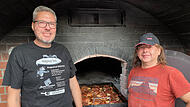 Knusprige Haxn werden traditionell im Holzbackofen gegart. Der Katholischen Burschen- und Männervereins Rüssenbach organisiert das Backofenfest seit 1982.
