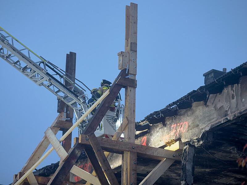 Nach der Explosion und einem Brand in einem Regensburger Wohnhaus