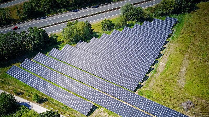 Photovoltaik in Forchheim Nord: Die Anlage der Stadtwerke steht auch f&uuml;r den Streit um die Klimawende in Forchheim: Die einen loben die Anlage, die Gr&uuml;nen sagen, sie    reicht nicht aus.Forchheim & Fr&auml;nkische Schweiz
