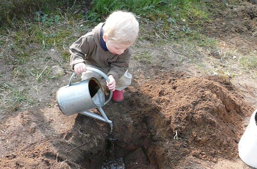 Schnell noch ein bisschen Wasser, und dann kann der erste Baum eingesetzt werden. Baumpflanzungen sowie Begrünungen zählen zu den Handlungsfeldern, die die Klimaschutzbeauftragte fürs Herzogenauracher Stadtgebiet sieht. Schnell noch ein bisschen Wasser, und dann kann der erste Baum eingesetzt werden. Baumpflanzungen sowie Begrünungen zählen zu den Handlungsfeldern, die die Klimaschutzbeauftragte fürs Herzogenauracher Stadtgebiet sieht.