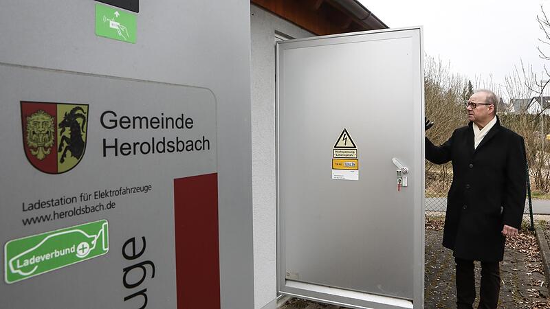 Die Kommune als Stromversorger &ndash; mit eigenem Netz: Heroldsbachs  ehemaliger Stromreferatsleiter Roland Neubauer zeigt eine Trafostation am Rathaus.Forchheim & Fr&auml;nkische Schweiz