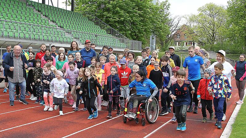 Gro&szlig; und Klein trainieren gemeinsam im Fuchs-Park-Stadion f&uuml;r den Weltkulturerbelauf.