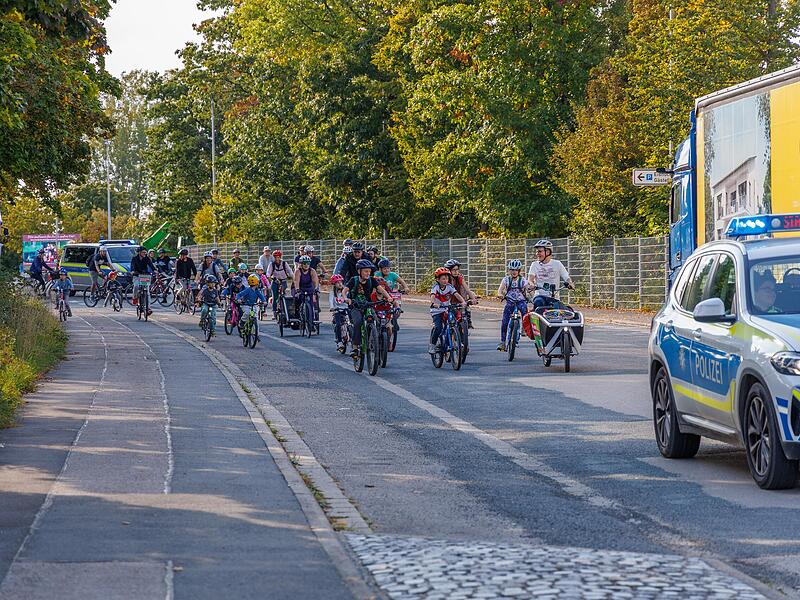 Abgesichert durch die Polizei bewegte sich die Fahrradkolonne durch  Höchstadt.