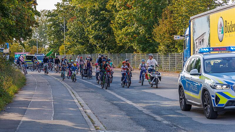 Abgesichert durch die Polizei bewegte sich die Fahrradkolonne durch  Höchstadt.