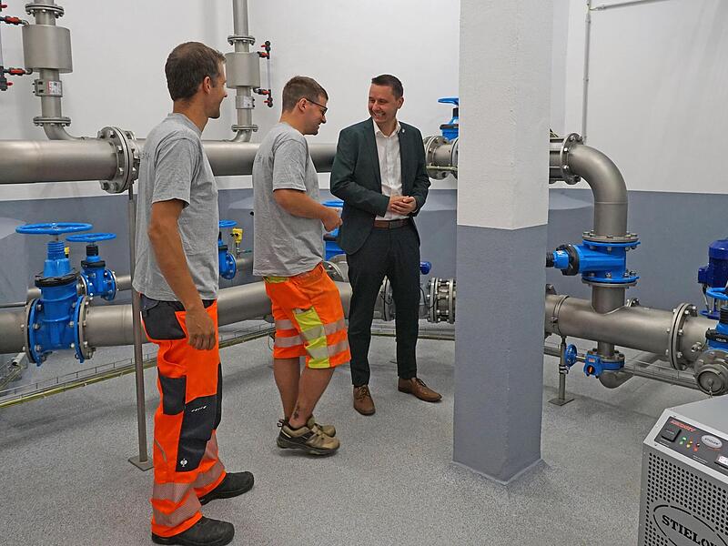 Ulrich Schmittlutz und J&ouml;rg Reich mit B&uuml;rgermeister Tobias Roppelt unterwegs im Hochbeh&auml;lter.