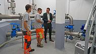 Ulrich Schmittlutz und J&ouml;rg Reich mit B&uuml;rgermeister Tobias Roppelt unterwegs im Hochbeh&auml;lter.