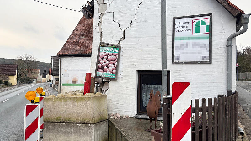 Die Ecke des Geb&auml;udes, in das am Montag der Lkw geprallt ist, weist gro&szlig;e Risse auf. Massive Betonelemente st&uuml;tzen die Mauer, der Gehweg ist an dieser Stelle gesperrt.