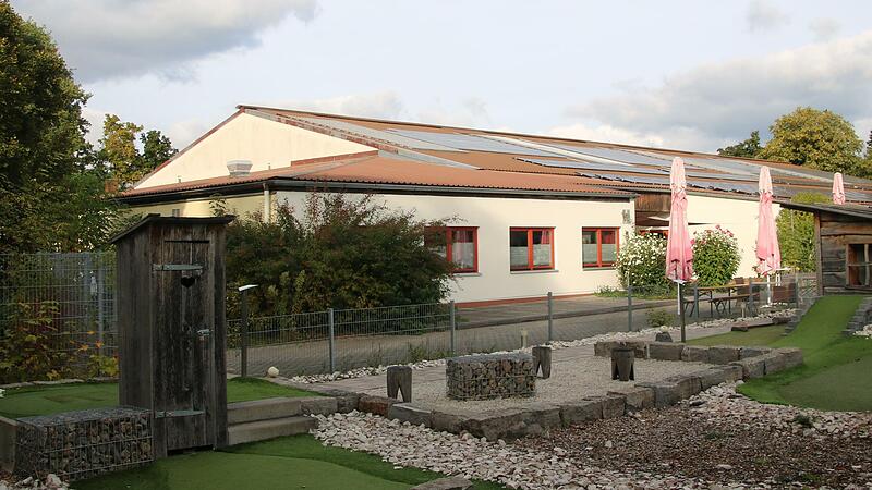 Bis zu 500 Menschen sollen sich ab  2022  in der ehemaligen  Soccerhalle  in der   Friedrich-Ludwig-Jahn Straße versammeln können. Doch der Umbau  der Halle geht zäh voran.Forchheim & Fränkische Schweiz