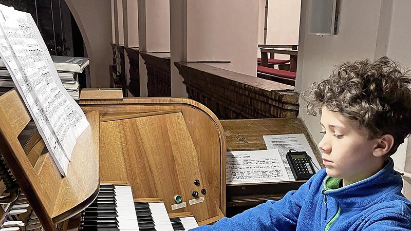 Der neunjährige Benedikt Zeh spielt Orgel.