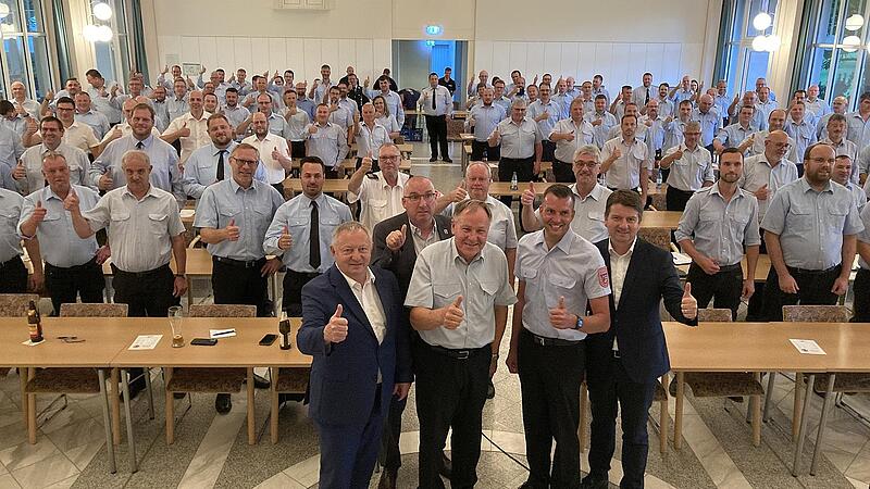 Der Übergang vom alten zum neuen Kreisbrandrat kann reibungslos stattfinden. Unser Foto zeigt nach der Wahl (von links) Landrat Thomas Bold, Bad Bocklets Bürgermeister Andreas Sandwall, Kreisbrandrat Benno Metz und seinen frisch gewählten Nachfolg...