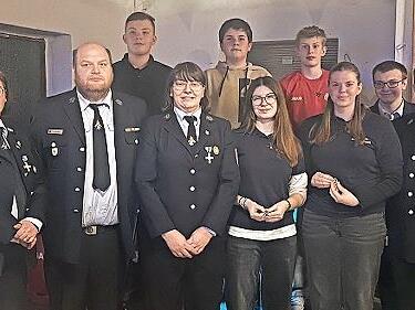 Gruppenfoto zur Verleihung der Jugendflamme. Gruppenfoto zur Verleihung der Jugendflamme.