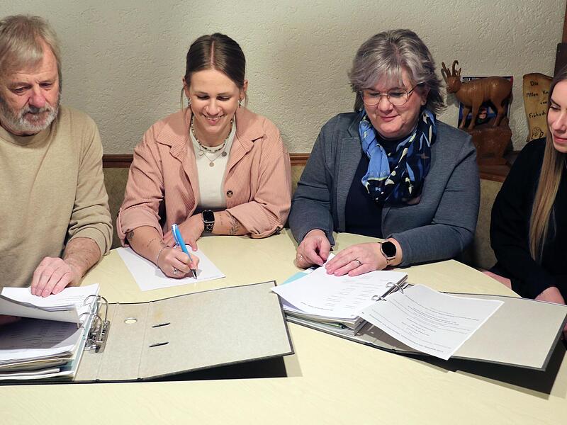 Rainer Doppel und die J&auml;kel-M&auml;dels Daniela Hempfling (Schriftf&uuml;hrerin), Simone J&auml;kel (Vorsitzende) sowie Leonie J&auml;kel (stellvertretende Vorsitzende).