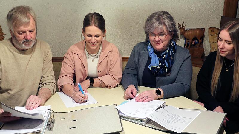 Rainer Doppel und die J&auml;kel-M&auml;dels Daniela Hempfling (Schriftf&uuml;hrerin), Simone J&auml;kel (Vorsitzende) sowie Leonie J&auml;kel (stellvertretende Vorsitzende).