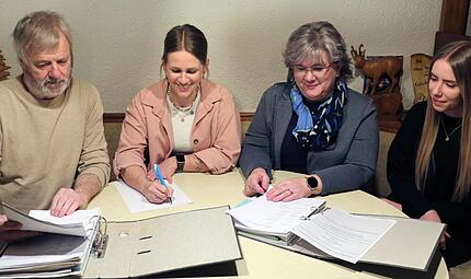 Rainer Doppel und die J&auml;kel-M&auml;dels Daniela Hempfling (Schriftf&uuml;hrerin), Simone J&auml;kel (Vorsitzende) sowie Leonie J&auml;kel (stellvertretende Vorsitzende).