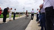Nach der Eröffnung wurde der Radweg in Heßdorf von Radlern gleich ausprobiert.