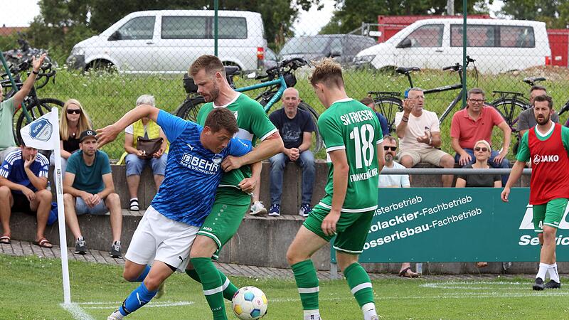 So wie man den Abwehrchef des SV Friesen kennt:  Manuel Friedlein  l&auml;sst den Rattelsdorfer Jeffry Stade keine Chance und erobert den Ball;  rechts  Bastian Appelius, der nicht mehr eingreifen musste. Die Friesener wollen in der Bezirksliga jetzt e...